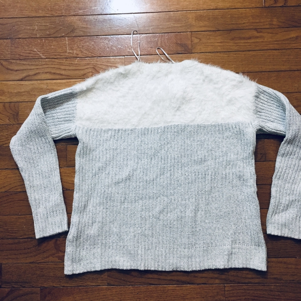VINCE CAMUTO Sweater, Elegant.Like new. - Picture 8 of 8